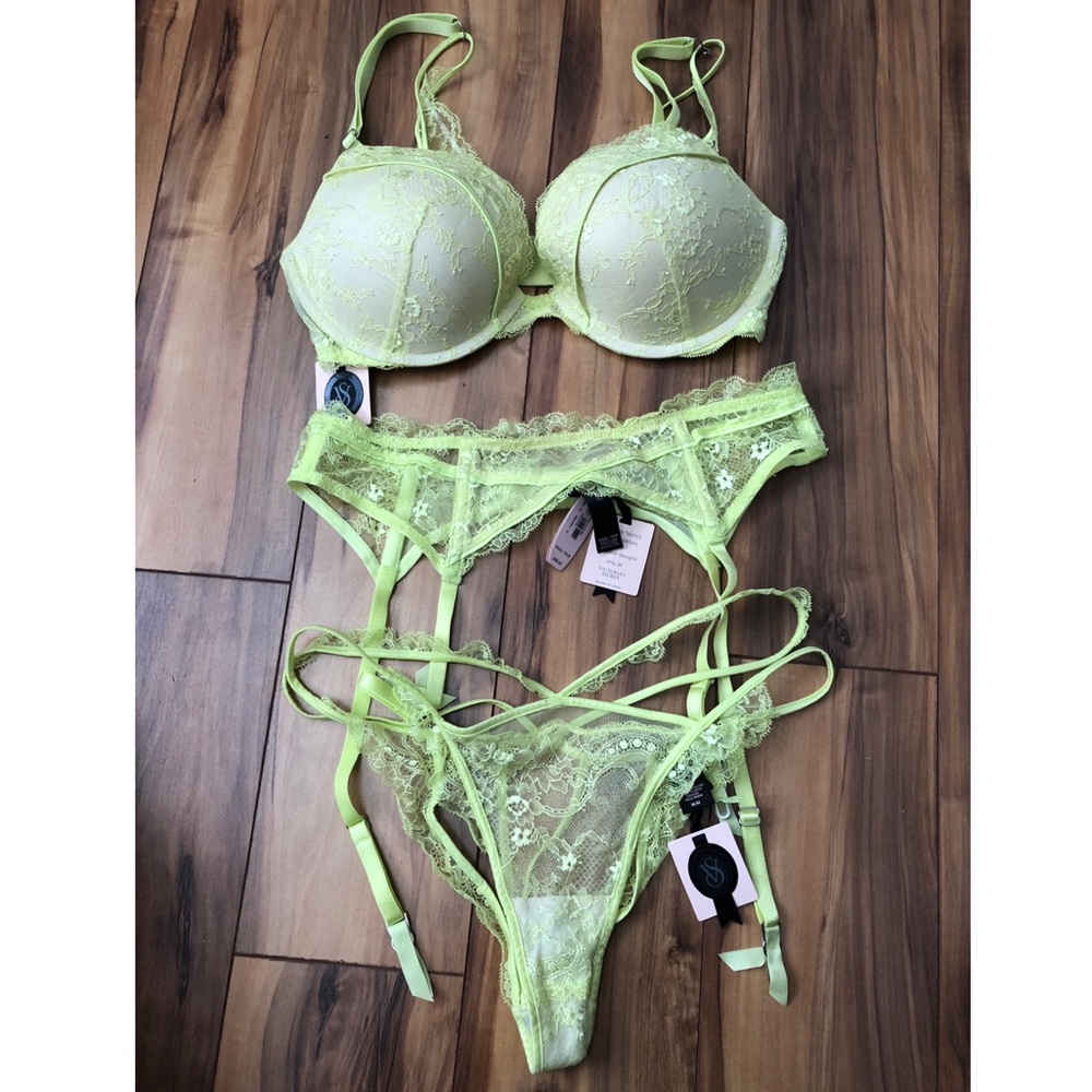 🚫SOLD🚫Victoria’s Secret Designer Bra Garter set